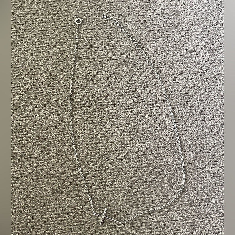 Side cross necklace